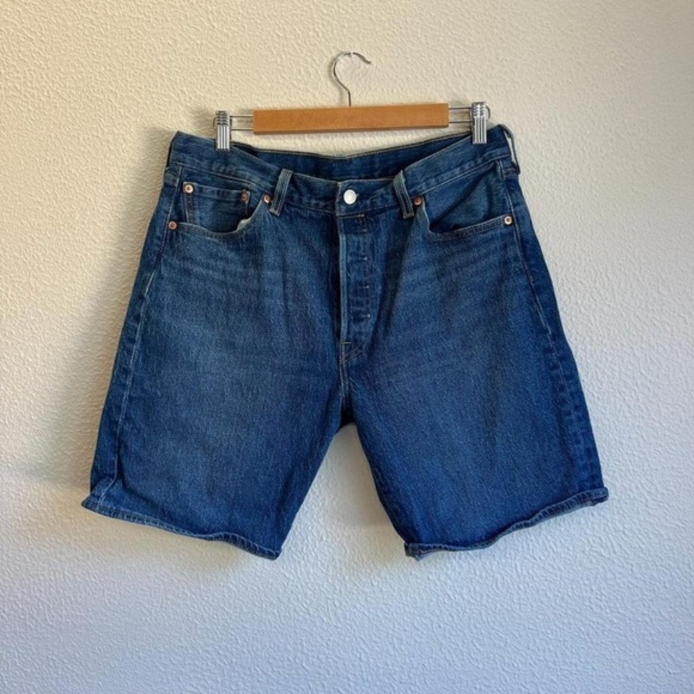Levi's 501 blue denim shorts •‎ Waist size 34